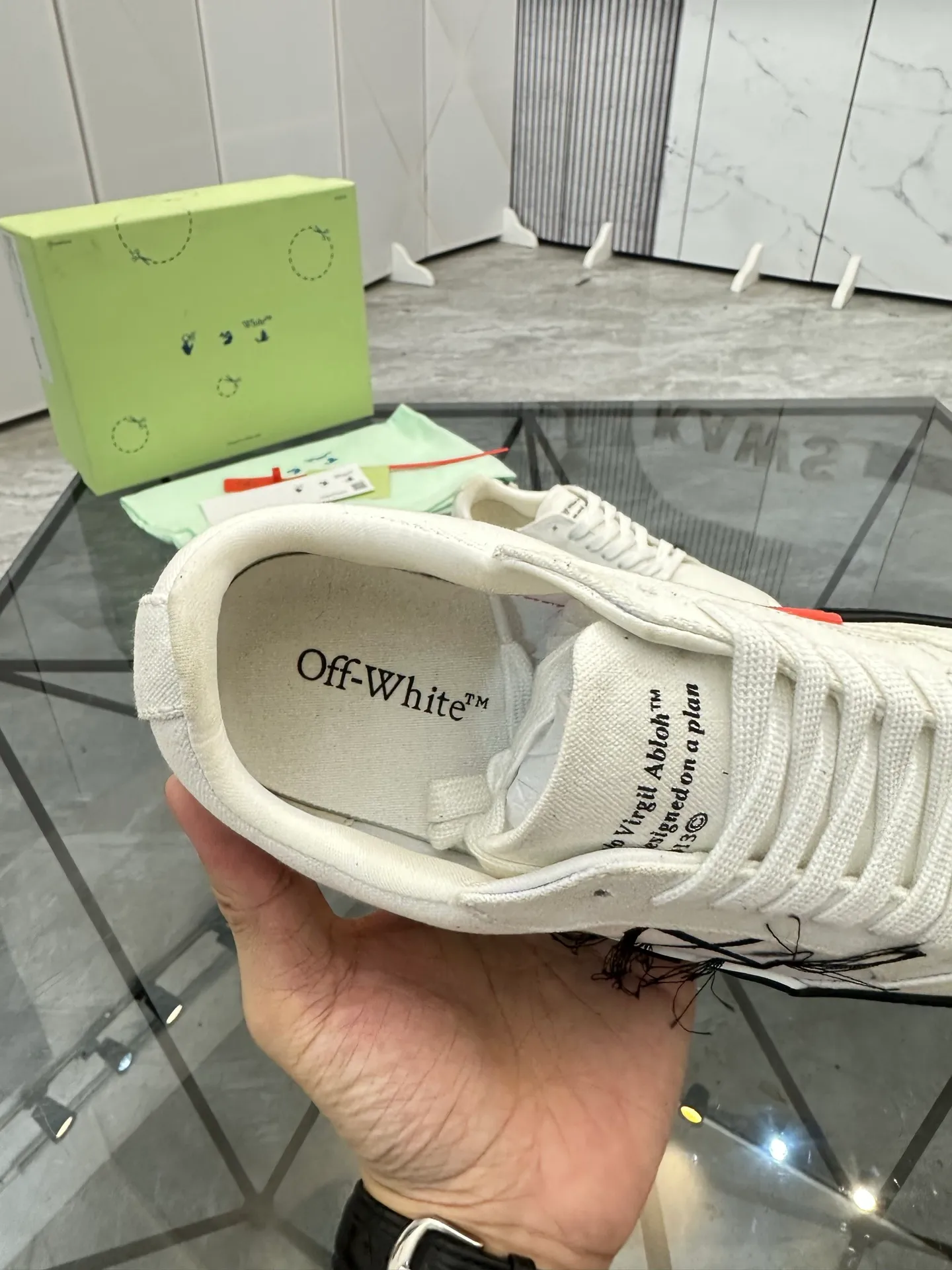 Selling men's shoes 💰: 💰P440¥ Product trademark: OFF WHITE *"OFF WHITE*" low-top casual shoes Regular size: 35-45 (can be customized to 46) Couple style Product materials: original material from the upper counter, breathable lining, original outsole. No.: H203